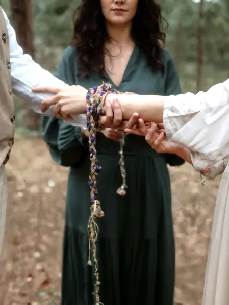 celebrante officia il rito dell'handfasting in un matrimonio celtico