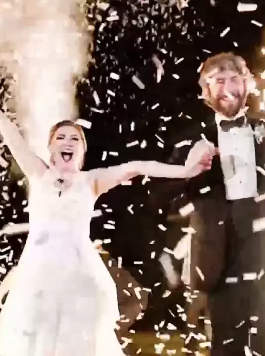 Effetto coriandoli per eventi e matrimoni Coriandoli bianchi e colorati sparati sul palco durante un matrimonio