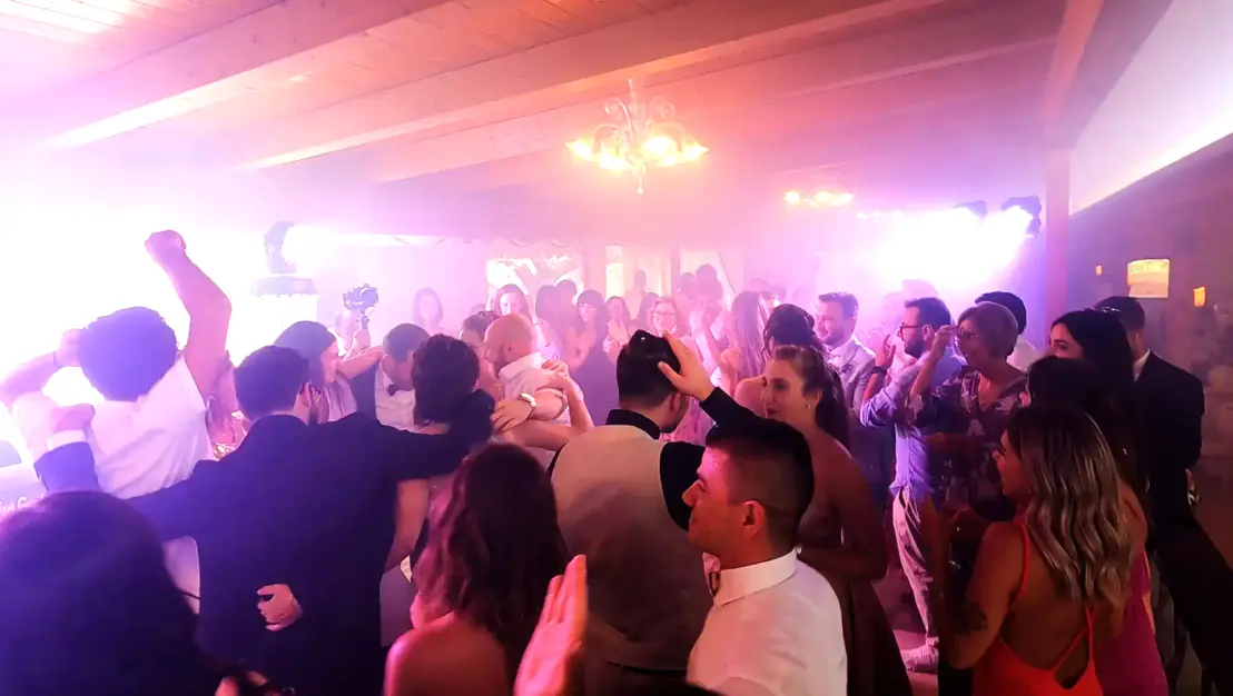 DJ per eventi privati matrimoni e serate nei camping DJ Feel Good Show che anima un matrimonio