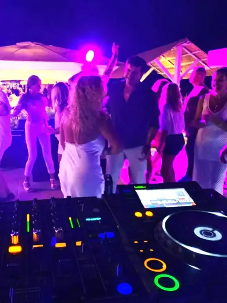 DJ per feste 18 anni, matrimoni ed eventi DJ Feel Good Show anima una festa con musica e intrattenimento