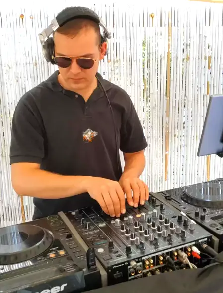 DJ per matrimoni, feste 18 anni e serate nei camping DJ professionista Feel Good Show alla consolle durante una festa