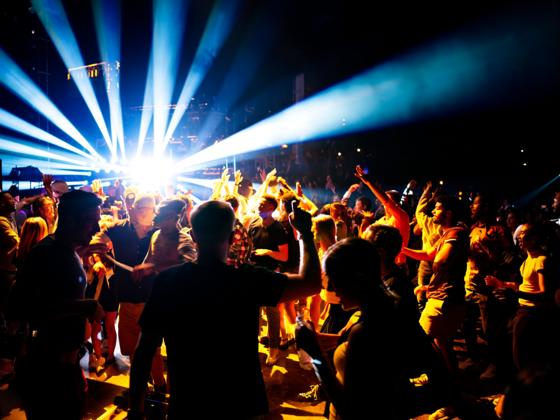 Invitati che ballano durante una festa di matrimonio a San Benedetto del Tronto con DJ set e atmosfera estiva sul mare.<br />