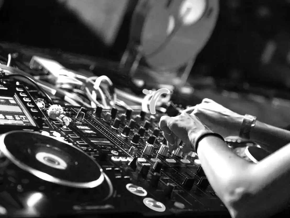 DJ per serate e animazione nei camping e matrimoni DJ del Team Feel Good Show alla consolle durante una serata in un villaggio turistico