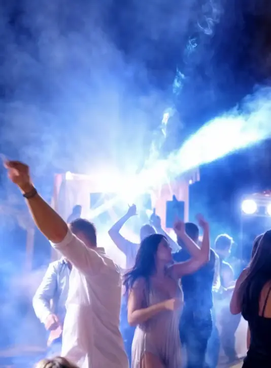 DJ per feste 18 anni DJ Feel Good Show alla consolle durante una festa di compleanno