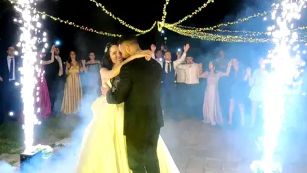 Spettacolare scenografia con effetti luminosi e getti di fumo colorato per il matrimonio