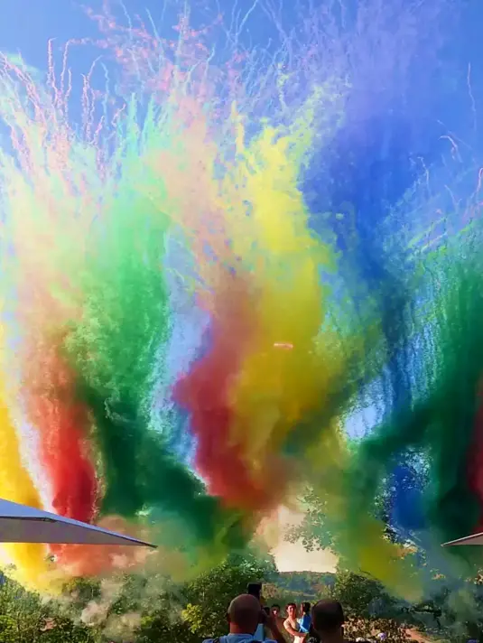 Effetto speciale con fumo colorato durante la cerimonia Getti di fumo colorato per creare un’atmosfera unica e suggestiva