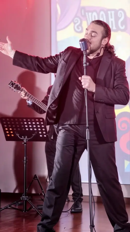 Matteo Rosati - Cantante Dj Animatore per Matrimoni Matteo Rosati canta dal vivo durante una cerimonia di matrimonio