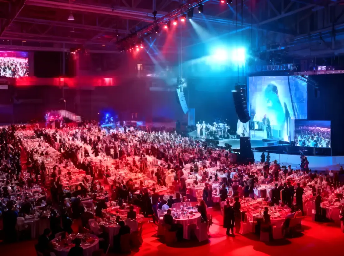 DJ set durante un evento aziendale con ospiti che partecipano alla serata tra musica e intrattenimento a Teramo