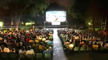 Eventi sportivi su maxi schermo con videoproiezione Pubblico assiste a una partita su un grande schermo in piazza