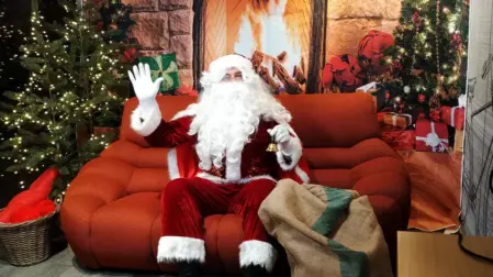 Babbo Natale e animatori con bambini durante un evento in un centro commerciale