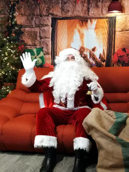Babbo Natale che intrattiene i bambini in un centro commerciale durante le festività	