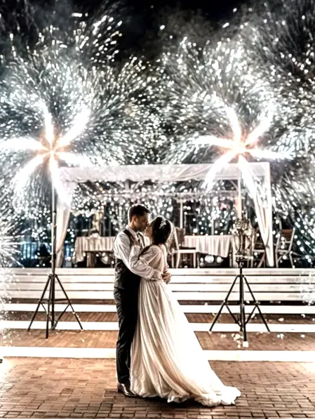 Scintille rotanti per matrimoni e compleanni Effetto fiore con scintille rotanti per matrimoni e feste di 18 anni