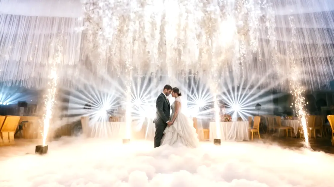 Effetto speciale di scintille rotanti per eventi Esibizione con fiore di scintille per matrimoni, feste e serate esclusive
