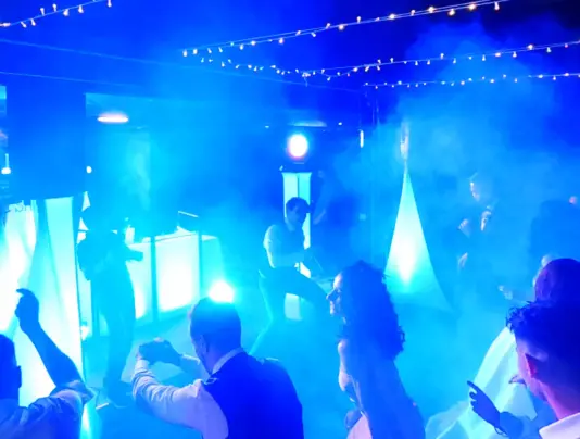 Pubblico coinvolto in un evento Feel Good Show Partecipanti che si divertono durante un’animazione live