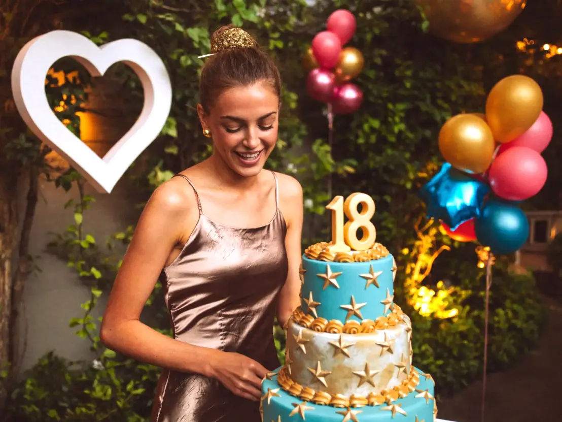 Torta di compleanno per 18 anni con decorazioni eleganti e durante una festa serale ad Ascoli Piceno