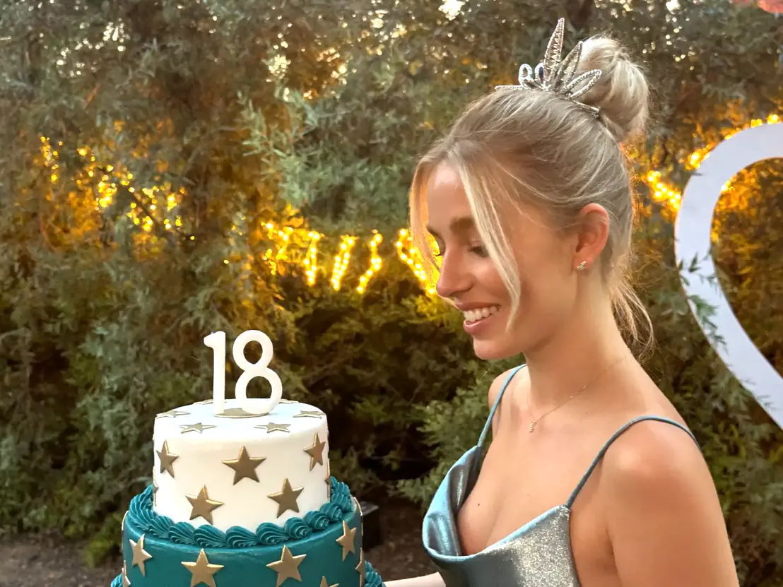 Momento del taglio della torta durante una festa di 18 anni con luci e atmosfera coinvolgente a Teramo