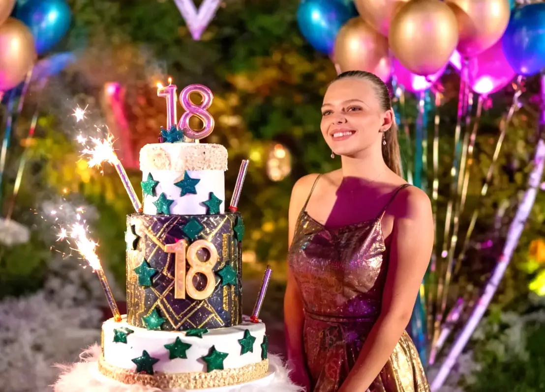 Torta di compleanno 18 anni con effetti luminosi e decorazioni scenografiche durante una festa a San Benedetto del Tronto