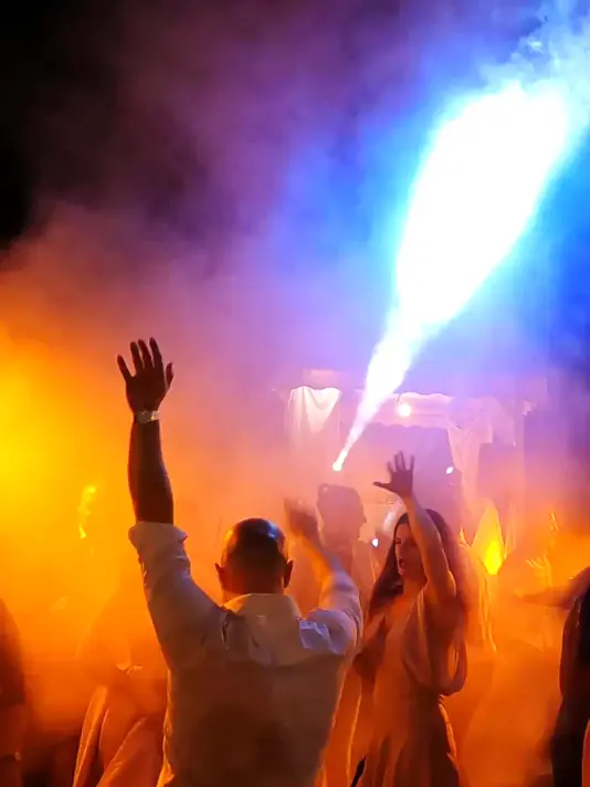 Luci colorate e musica coinvolgente per un ricevimento di nozze indimenticabile