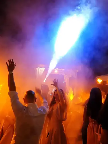 Festa di Capodanno con attrezzature e animazione Persone che festeggiano il Capodanno con musica, luci ed effetti speciali