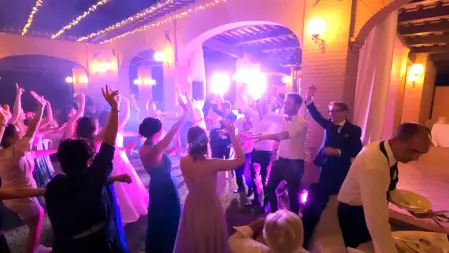 Ragazzi che ballano e si divertono con DJ e animatori durante una festa di 18 anni