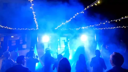 Tavolo allestito per un Baby Shower con decorazioni rosa e azzurre