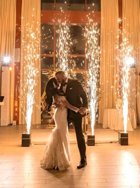 Sparkular effetto speciale con fontane di scintille fredde durante il matrimonio