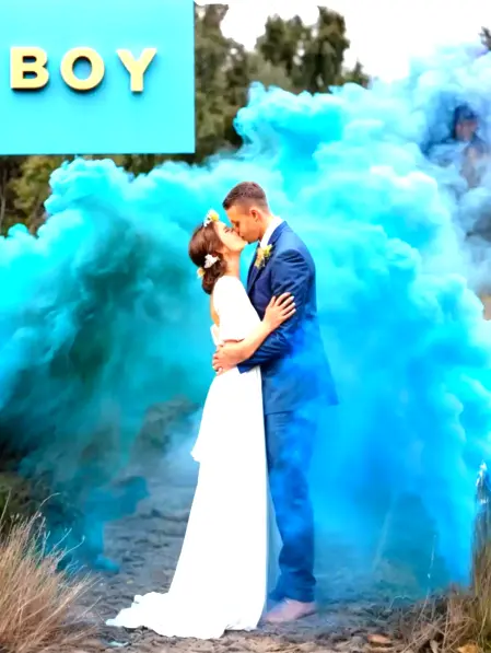 Getti di fumo azzurro per Gender Reveal Party Effetto scenografico con fumo azzurro per annunciare l’arrivo di un bambino