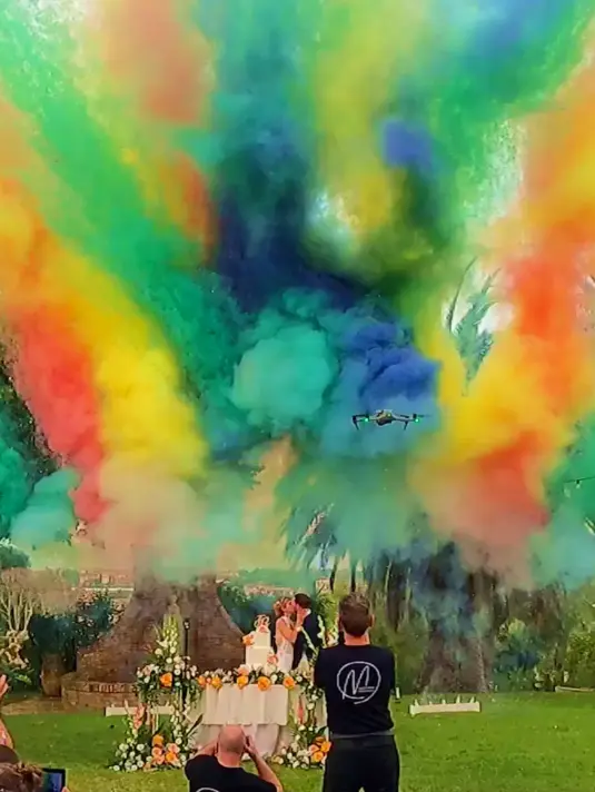 Getti di fumo colorato durante il taglio della torta Spettacolo con effetti speciali a base di fumo colorato