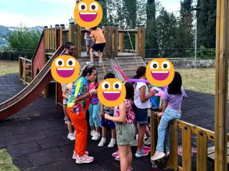 Animatore che organizza giochi per bambini durante un compleanno