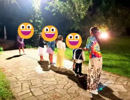 Bambini che si divertono con un animatore durante una festa di compleanno