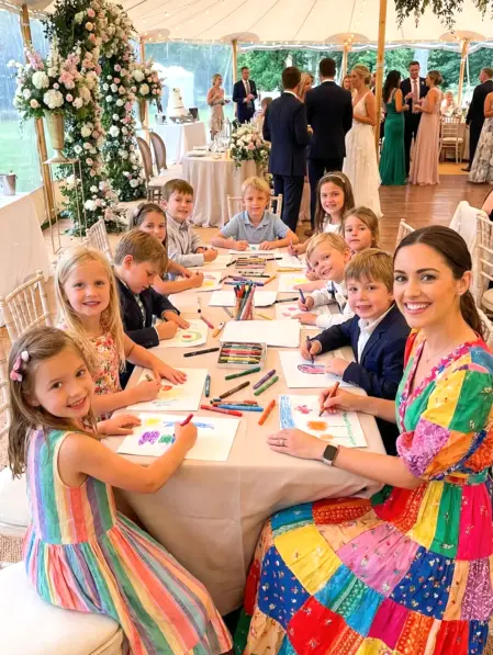 Animatrice che realizza giochi e laboratori per bambini a un matrimonio	