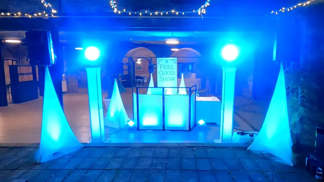 Impianto audio per evento live Struttura con casse, subwoofer e mixer audio per un evento musicale