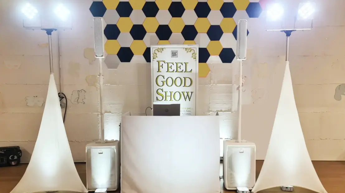 Setup base con casse, mixer e luci LED per un matrimonio elegante e coinvolgente