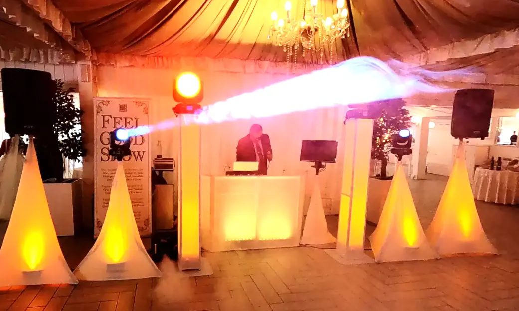 Illuminazione Gold con effetti scenografici per matrimoni esclusivi