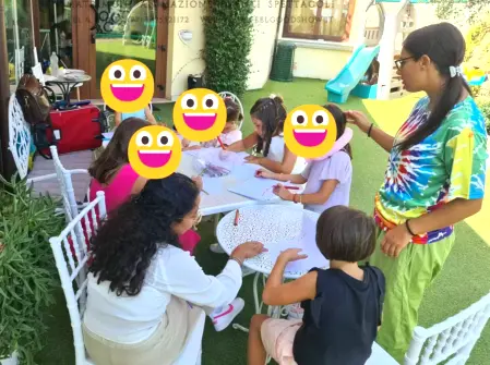 laboratori creativi e giochi per bambini ai matrimoni Bambini che si divertono con animatrici durante un matrimonio