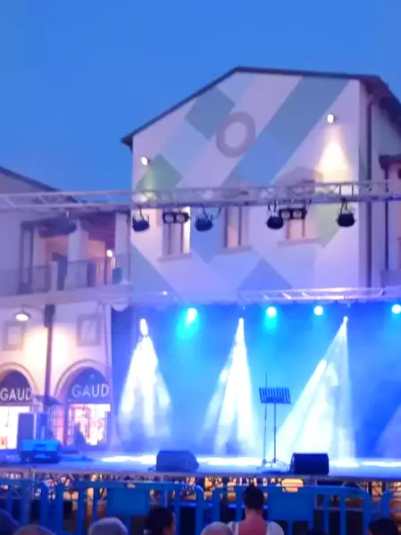 Luci per palco in concerto live Illuminazione scenografica su palco con effetti colorati per concerto