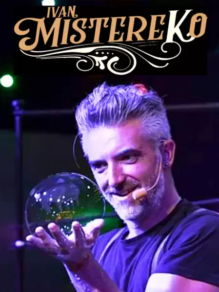 Mago per spettacoli di magia e bolle di sapone Artista Feel Good Show si esibisce in uno spettacolo di magia e bolle di sapone