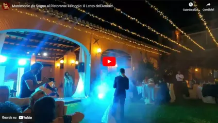 Gli sposi ballano il lento dell'amore durante il loro matrimonio, immersi in un'atmosfera romantica con luci soffuse e musica emozionante<br /><br />
