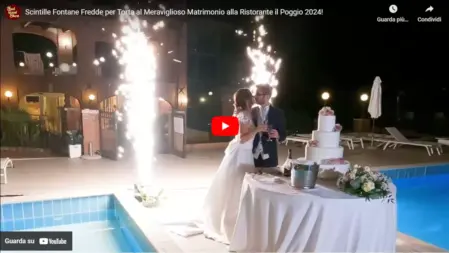 Effetto scenografico con fontane fredde luminose durante il taglio della torta di un matrimonio, creando un momento magico ed emozionante<br /><br />