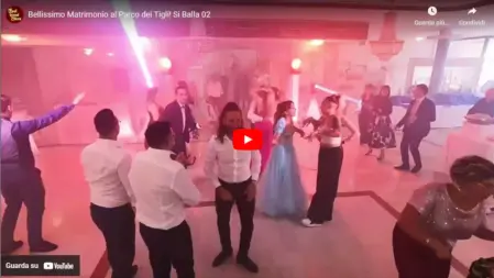 Ospiti e sposi che ballano con entusiasmo durante un matrimonio, animati dalla musica e dall’intrattenimento Feel Good Show<br /><br />