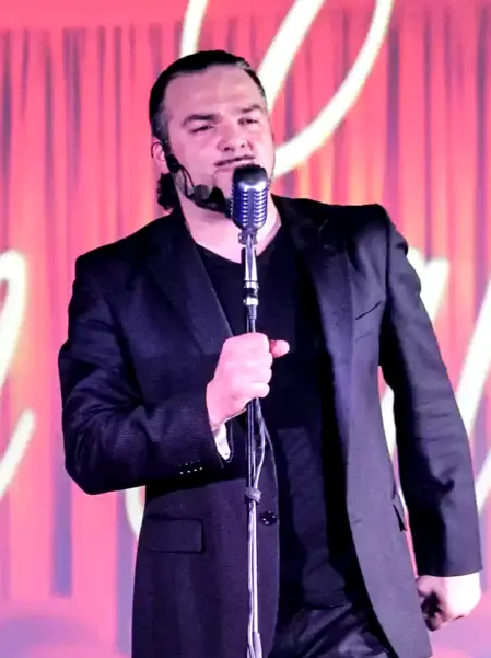 Matteo Rosati, direttore artistico di Feel Good Show, coordina l’animazione e gli spettacoli durante un matrimonio