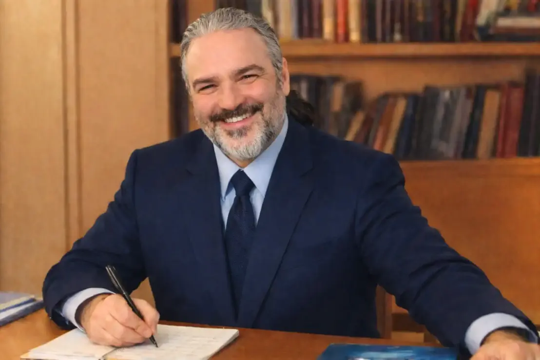 Matteo Rosati, Specialista in Organizzazione e Wedding Planning e Direttore Artistico, mette tutta la sua passione per esaudire ogni richiesta degli Sposi. La sua missione è chiara: rendere ogni Matrimonio e Evento un indimenticabile ricordo di felicità.