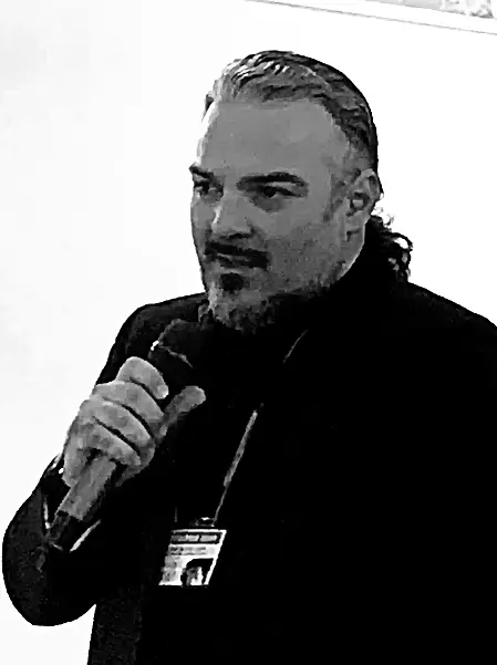 Matteo Rosati mentre svolge una conferenza sui matrimoni Matteo Rosati parla a una platea di futuri sposi durante un evento dedicato ai matrimoni