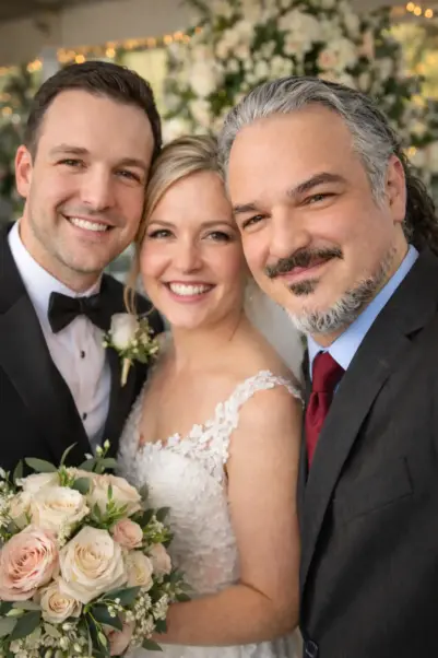 Matteo Rosati, direttore artistico di Feel Good Show, insieme a sposi felici e soddisfatti del suo lavoro