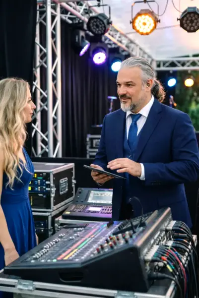 Organizzazione, DJ, Effetti luminosi e giochi di luce durante una festa 18 anni