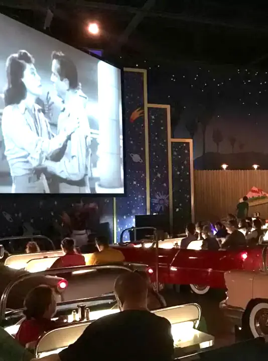 Proiezione di un film su maxi schermo all’aperto Famiglie e amici assistono a una proiezione in un’arena estiva