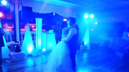 DJ e animatori Feel Good Show che intrattengono gli ospiti durante un matrimonio