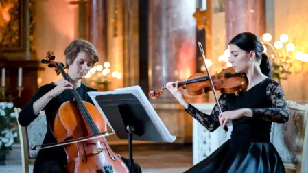 Musicisti suonano violino e organo, mentre un soprano canta durante una cerimonia di matrimonio