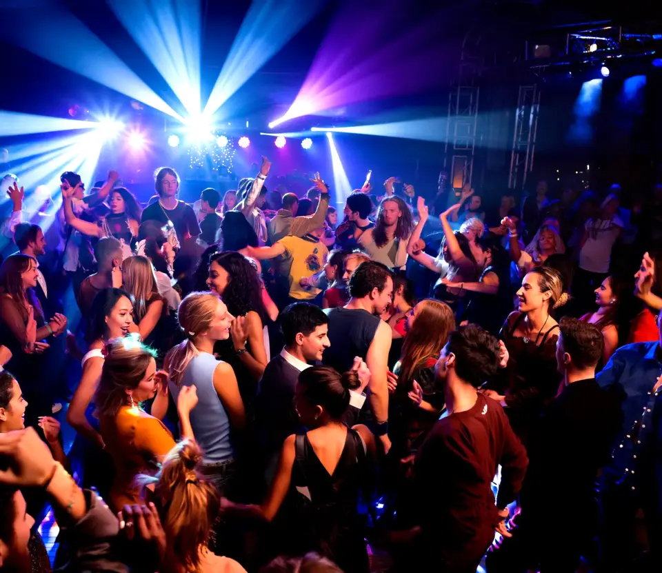 Pista da ballo piena durante un matrimonio ad Teramo con DJ set e invitati che festeggiano.