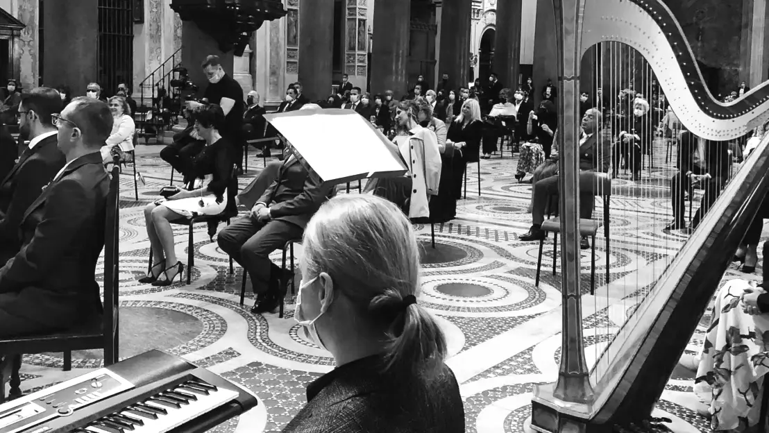 Musicisti eseguono brani con organo e arpa durante una cerimonia nuziale